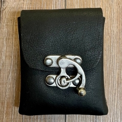 Tasche - Leder - Gürteltasche mit Hakenschließe - schwarz