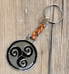 Schlüsselanhänger - Triskele Plakette mit geflochtenem Lederband - Keyring