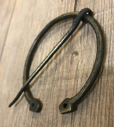 Brosche Fibel - groß - handgeschmiedet aus Bronze/ Messing - mit Loch-Enden - 8cm