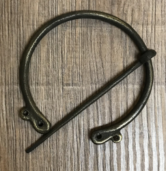 Brosche Fibel - groß - handgeschmiedet aus Bronze/ Messing - mit Doppel-Loch-Enden - 8cm