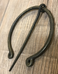Brosche Fibel - groß - handgeschmiedet aus Bronze/ Messing - mit Loch-Enden (rund) - 8cm