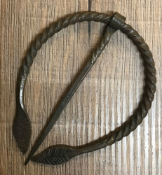 Brosche Fibel - groß - handgeschmiedet aus Eisen - Blattenden - 9cm