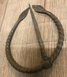 Brosche Fibel - groß - handgeschmiedet aus Eisen - Blattenden - 9cm