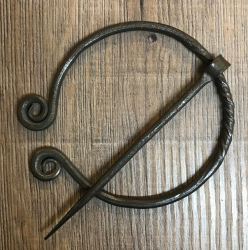 Brosche Fibel - groß - handgeschmiedet aus Eisen - Spiralenden - 8,5cm