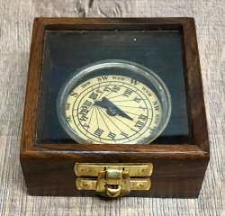 Maritimes - Sonnenuhr-Kompass Messing Antik in Holzbox - 5,5cm