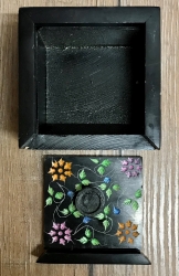 Räucherkegel - Halter aus Speckstein - Räucherbox Chameli quadratisch - schwarz mit Blumen - Ausverkauf