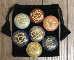 Edelstein - Chakra Edelstein Set rund mit Chakra Symbolen - Durchmesser ca. 3,5cm - im Samtbeutel