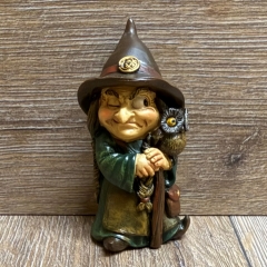Figur - Lustige Hexe klein - brauner Hut, Eule & Gehstock