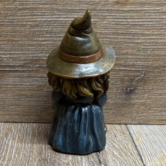 Figur - Lustige Hexe klein - brauner Hut, Glaskugel & Gehstock