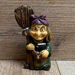 Figur - Lustige Hexe klein - lila Kopftuch , Besen & Tasche