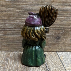 Figur - Lustige Hexe klein - lila Kopftuch , Besen & Tasche