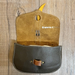 Tasche - Leder - LC3181 Gürteltasche mit Holzknebel - braun/ schwarz