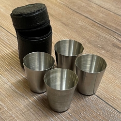 Flachmann - Flask - 4er Set Becher/ Pinnchen/ Schnapsgläser in Kunstlederhülle