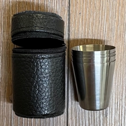 Flachmann - Flask - 4er Set Becher/ Pinnchen/ Schnapsgläser in Kunstlederhülle