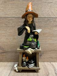 Statue - Hexe - bereitet einen Zaubertrank mit Kessel und Zauberbuch - coloriert - Dekoration - Ritualbedarf