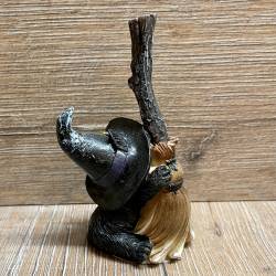 Figur - Lustige Katzen - Hexenkatze klammert an Besen 2-fach sortiert - einzeln - coloriert