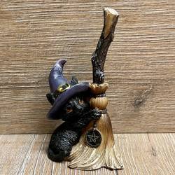 Figur - Lustige Katzen - Hexenkatze klammert an Besen 2-fach sortiert - einzeln - coloriert