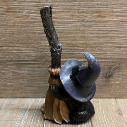 Figur - Lustige Katzen - Hexenkatze klammert an Besen 2-fach sortiert - einzeln - coloriert