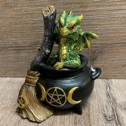 Figur - Drache - Baby Drache im magischen Hexen-Kessel mit Besenstiel - grün