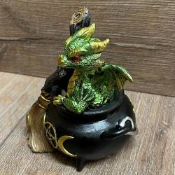 Figur - Drache - Baby Drache im magischen Hexen-Kessel mit Besenstiel - grün