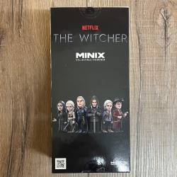 Minix Figuren - THE WITCHER - Geralt S3 lehnt auf Schwert mit Kapuze - 12cm - Collectibles