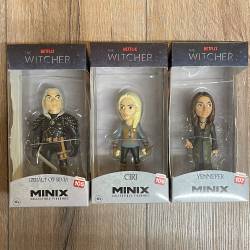 Minix Figuren - THE WITCHER - Geralt S3 lehnt auf Schwert mit Kapuze - 12cm - Collectibles
