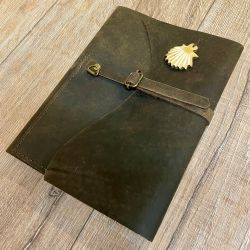 Notizbuch - Diary - Leder mit Fronttasche, Riemen & Jakobsmuschel - 15cm x 21cm - 110 Seiten auswechselbar - braun