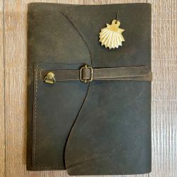 Notizbuch - Diary - Leder mit Fronttasche, Riemen & Jakobsmuschel - 15cm x 21cm - 110 Seiten auswechselbar - braun - Ausverkauf