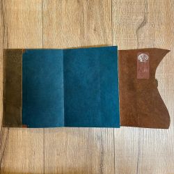 Notizbuch - Diary - Leder mit Fronttasche, Riemen & Jakobsmuschel - 15cm x 21cm - 110 Seiten auswechselbar - braun - Ausverkauf