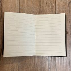 Notizbuch - Diary - Leder mit Fronttasche, Riemen & Jakobsmuschel - 15cm x 21cm - 110 Seiten auswechselbar - braun - Ausverkauf