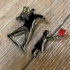 Brosche - Pin - Banksy 2er Set- schwarz/silber/ rot bzw. gelb