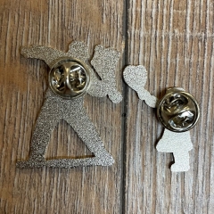 Brosche - Pin - Banksy 2er Set- schwarz/silber/ rot bzw. gelb