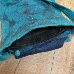 Tasche - Umhängetasche aus Filz mit dreieckigem Überschlag und schmalem Schultergurt - türkis