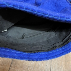 Tasche - Umhängetasche aus Filz mit Filzblume und breitem Schultergurt - blau