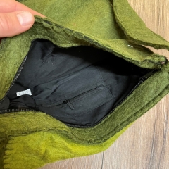 Tasche - Umhängetasche aus Filz mit Filzblume und breitem Schultergurt - grün