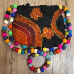 Tasche - Umhängetasche aus Filz Schultergurt aus Filzkugeln - schwarz