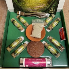 Räucherset - Jahreskreisfeste - Buch, 8 Räucherungen je 20ml, Räuchergefäß & Untersetzer, Sand, Kohle, Zange, Streichhözer