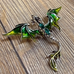 Brosche - Drache klein mit Strasssteinen - grün/ gold - Aetherwelt