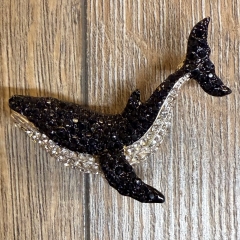 Brosche - Wal schwarz mit Strasssteinen inkl. Öse für Kette - Aetherwelt