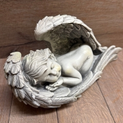 Gartenstatue - Engel - liegt im Flügel klein - grau (in & outdoor)