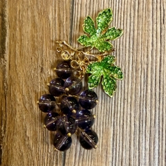 Brosche - Weinrebe/ Trauben mit Strasssteinen - Aetherwelt