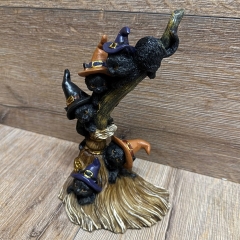 Figur - Lustige Katzen - 5 Hexenkatzen tollen auf Zauberbesen hochkant - coloriert