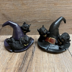 Figur - Lustige Katzen - Hexenhut mit spielenden schwarzen Katzen 2-fach sortiert - einzeln - coloriert