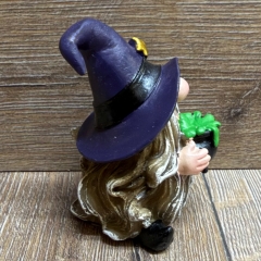 Figur - Lustige Hexe mit Knubbelnase klein - lila Hut & Kessel