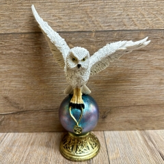 Figur - Lustige Eulen - Hexen-Schnee-Eule mit Pentagramm-Kette auf Kugel groß - coloriert