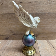 Figur - Lustige Eulen - Hexen-Schnee-Eule mit Pentagramm-Kette auf Kugel groß - coloriert