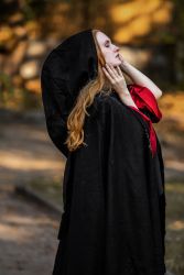 Mantel LC - 6013 Wollumhang mit langer Kapuze und handgefertigter Stickerei