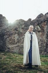 Mantel LC - 6013 Wollumhang mit langer Kapuze und handgefertigter Stickerei