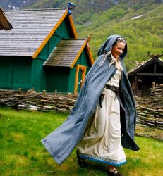 Mantel LC - 6013 Wollumhang mit langer Kapuze und handgefertigter Stickerei