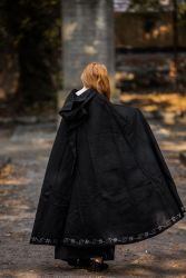 Mantel LC - 6013 Wollumhang mit langer Kapuze und handgefertigter Stickerei